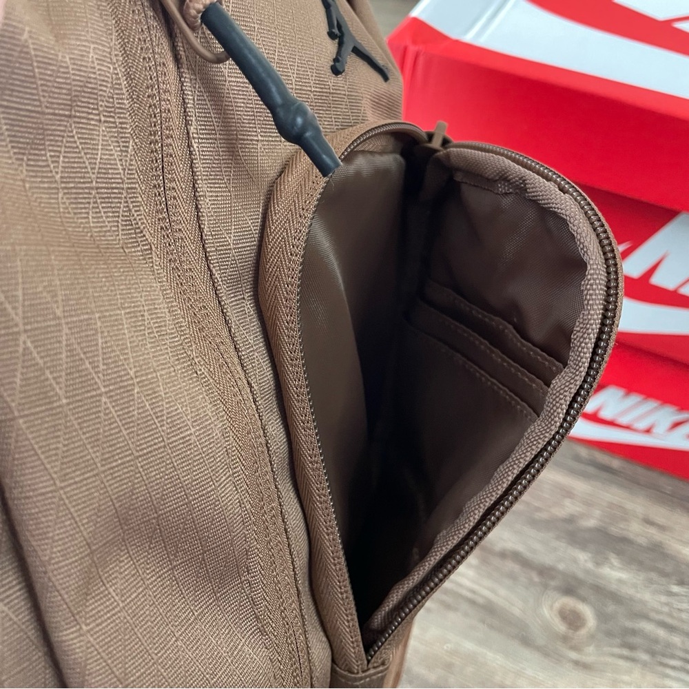 Nike Air Jordan Collectors Crossbody Bag (3L) Mens Womens New With Tags - Brown - Picture 6 of 9